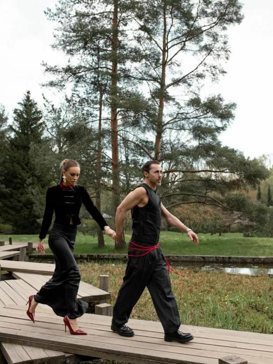 Павел Деревянко с женой снялись в парной фотосессии в азиатском стиле Павел Деревянко с женой снялись в парной фотосессии в азиатском стиле