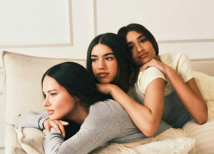 Адриана Лима впервые снялась для Victoria's Secret с дочками