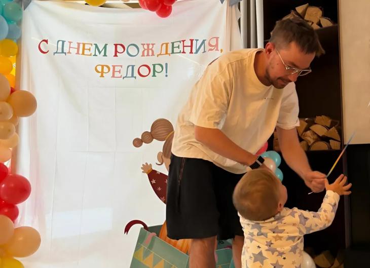 Александр Петров отмечает первый день рождения единственного сына Александр Петров отмечает первый день рождения единственного сына