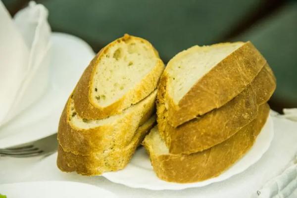 Что нельзя есть с хлебом: неочевидный продукт, мешающий пищеварению