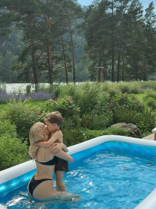 Елена Перминова отправилась в отпуск со всеми четырьмя детьми Елена Перминова отправилась в отпуск со всеми четырьмя детьми