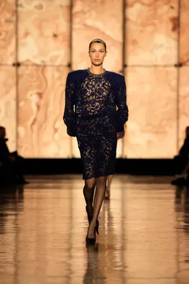 Белла Хадид вернулась на подиум на показе Saint Laurent