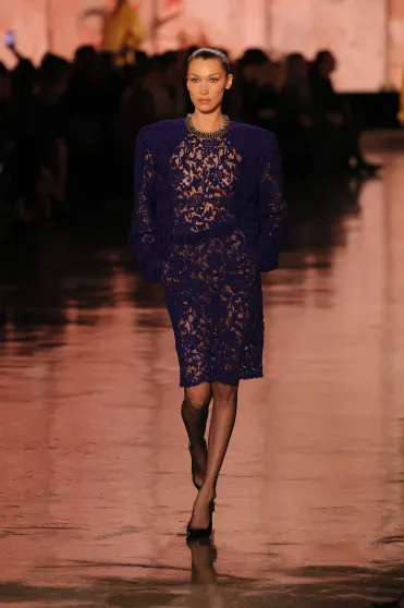 Белла Хадид вернулась на подиум на показе Saint Laurent