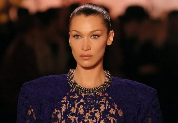 Белла Хадид вернулась на подиум на показе Saint Laurent