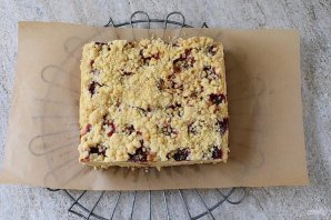 Пирог с клубникой и творогом