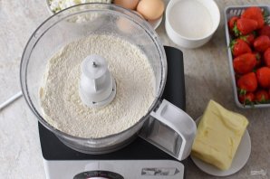 Пирог с клубникой и творогом