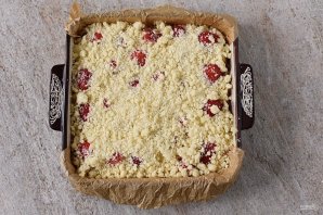 Пирог с клубникой и творогом