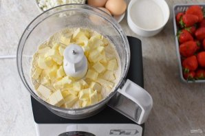 Пирог с клубникой и творогом
