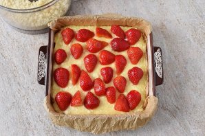Пирог с клубникой и творогом