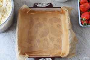 Пирог с клубникой и творогом