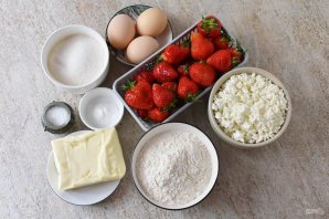 Пирог с клубникой и творогом