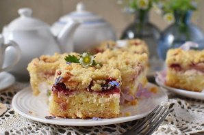Пирог с клубникой и творогом