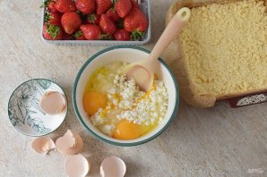 Пирог с клубникой и творогом