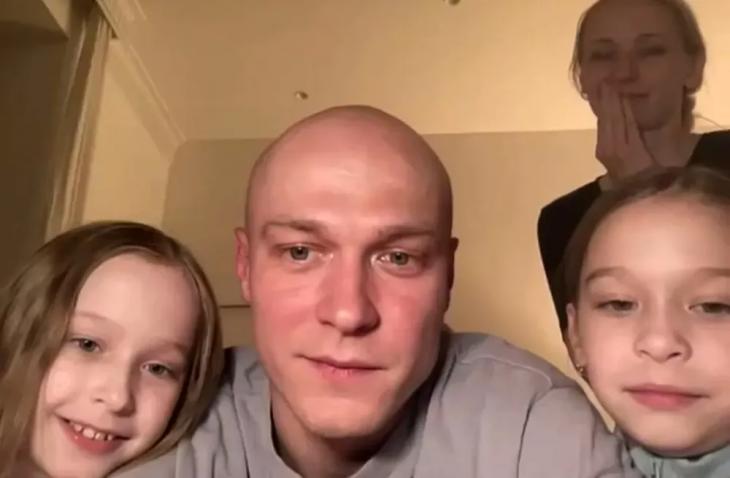 Юра Борисов вышел в эфир американского телешоу с женой и детьми