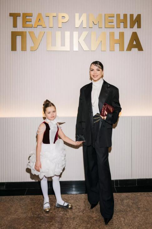 Лиза Арзамасова с сыном, Глафира Тарханова с детьми и другие на премьере спектакля "Аленький цветочек" Лиза Арзамасова с сыном, Глафира Тарханова с детьми и другие на премьере спектакля "Аленький цветочек"