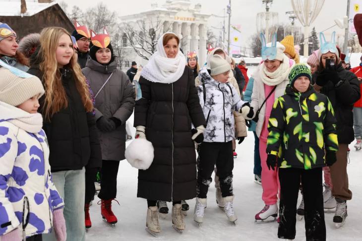 Константин Хабенский, Ольга Сутулова, Евгения Медведева и другие вышли на лед ради благого дела Константин Хабенский, Ольга Сутулова, Евгения Медведева и другие вышли на лед ради благого дела