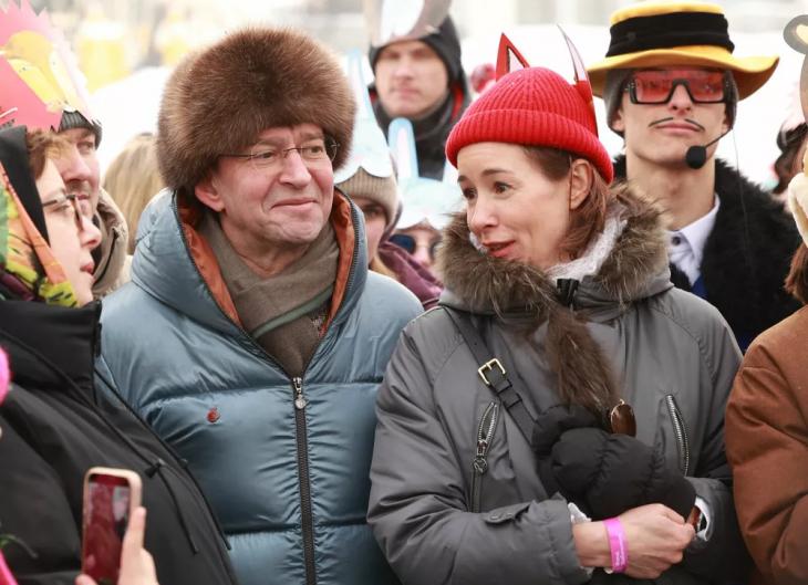 Константин Хабенский, Ольга Сутулова, Евгения Медведева и другие вышли на лед ради благого дела Константин Хабенский, Ольга Сутулова, Евгения Медведева и другие вышли на лед ради благого дела