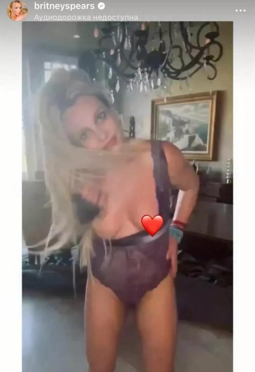 Бритни Спирс попала в неловкое положение на новом танцевальном видео