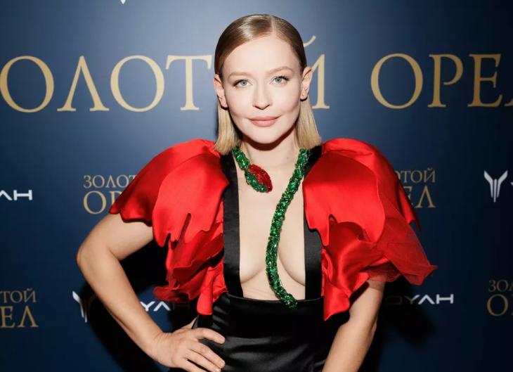 Образ дня: Кейт Хадсон в сиреневом шелке на Costume Designers Guild Award Образ дня: Кейт Хадсон в сиреневом шелке на Costume Designers Guild Award