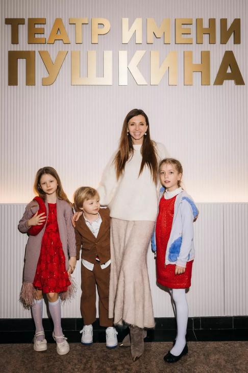 Лиза Арзамасова с сыном, Глафира Тарханова с детьми и другие на премьере спектакля "Аленький цветочек" Лиза Арзамасова с сыном, Глафира Тарханова с детьми и другие на премьере спектакля "Аленький цветочек"