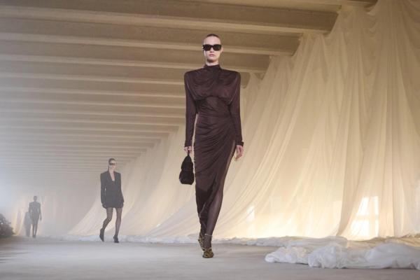 Дневник Недели моды в Париже: модель Даша Даниленко о ночных примерках, Balmain и Ирине Шейк Дневник Недели моды в Париже: модель Даша Даниленко о ночных примерках, Balmain и Ирине Шейк