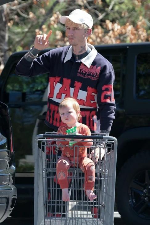 Machine Gun Kelly катает маленькую дочь от Меган Фокс в тележке из супермаркета