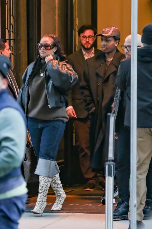 Рианна и A$AP Rocky замечены в Нью-Йорке с усиленной охраной Рианна и A$AP Rocky замечены в Нью-Йорке с усиленной охраной