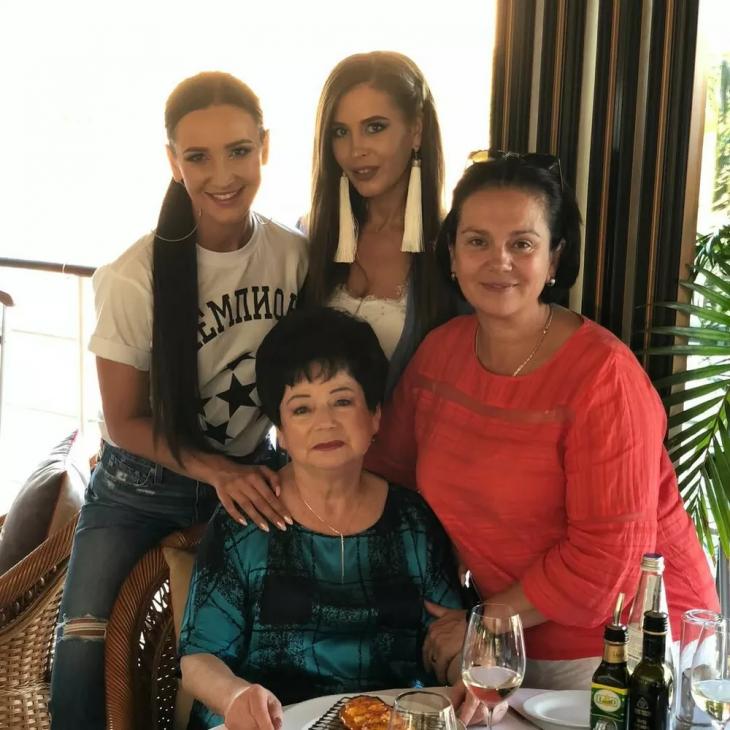 "Главный человечек в нашей жизни": Ольга Бузова нежно обратилась к маме по особому случаю