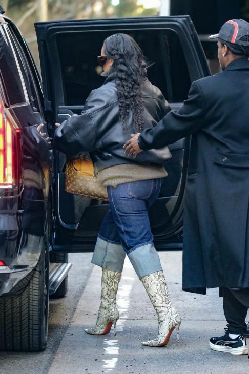 Рианна и A$AP Rocky замечены в Нью-Йорке с усиленной охраной Рианна и A$AP Rocky замечены в Нью-Йорке с усиленной охраной