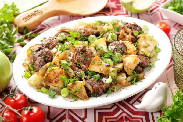 Печень с луком и яблоками Печень с луком и яблоками