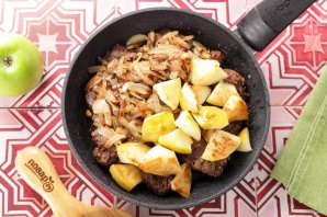 Печень с луком и яблоками Печень с луком и яблоками
