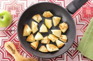 Печень с луком и яблоками Печень с луком и яблоками