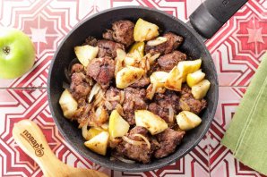 Печень с луком и яблоками Печень с луком и яблоками