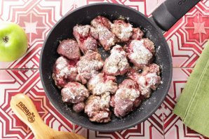 Печень с луком и яблоками Печень с луком и яблоками