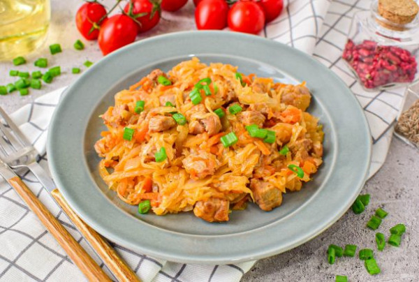 Тушеная капуста с индейкой