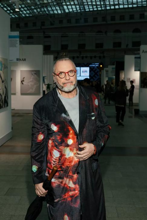 Юрий Колокольников с женой, Дмитрий Хрусталев с девушкой, Тимати с Валентиной Ивановой, Катя IOWA и другие на открытии ярмарки "АРТ Россия"