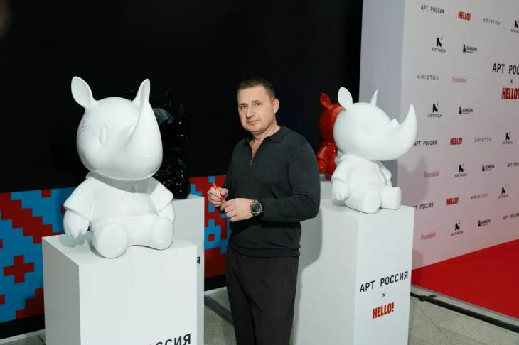 Юрий Колокольников с женой, Дмитрий Хрусталев с девушкой, Тимати с Валентиной Ивановой, Катя IOWA и другие на открытии ярмарки "АРТ Россия"