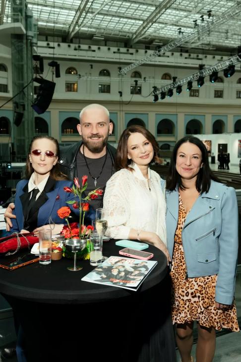 Юрий Колокольников с женой, Дмитрий Хрусталев с девушкой, Тимати с Валентиной Ивановой, Катя IOWA и другие на открытии ярмарки "АРТ Россия"