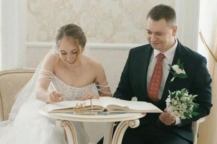 Дмитрий Брекоткин из "Уральских пельменей" выдал дочь замуж: фото Дмитрий Брекоткин из "Уральских пельменей" выдал дочь замуж: фото