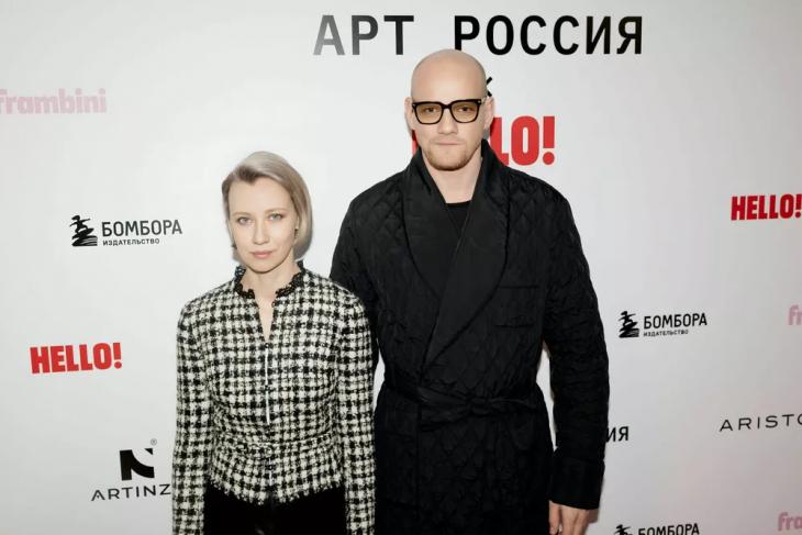 Юрий Колокольников с женой, Дмитрий Хрусталев с девушкой, Тимати с Валентиной Ивановой, Катя IOWA и другие на открытии ярмарки "АРТ Россия"