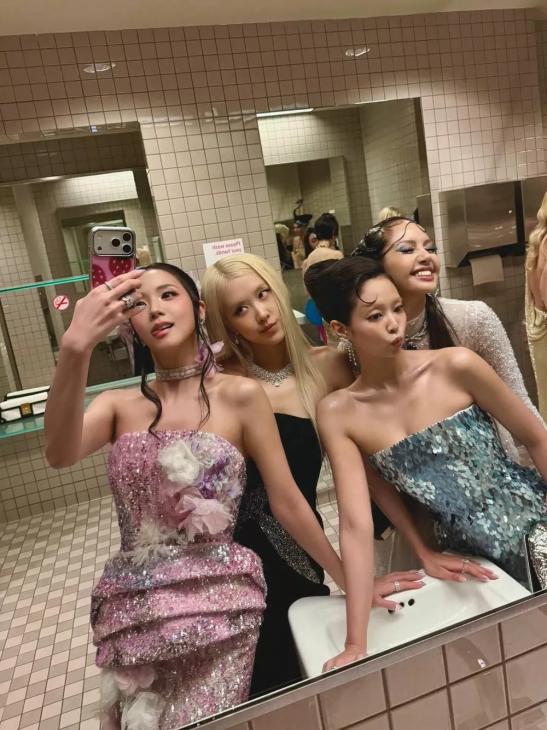 Участницы Blackpink впервые за долгое время воссоединились за кулисами Met Gala Участницы Blackpink впервые за долгое время воссоединились за кулисами Met Gala