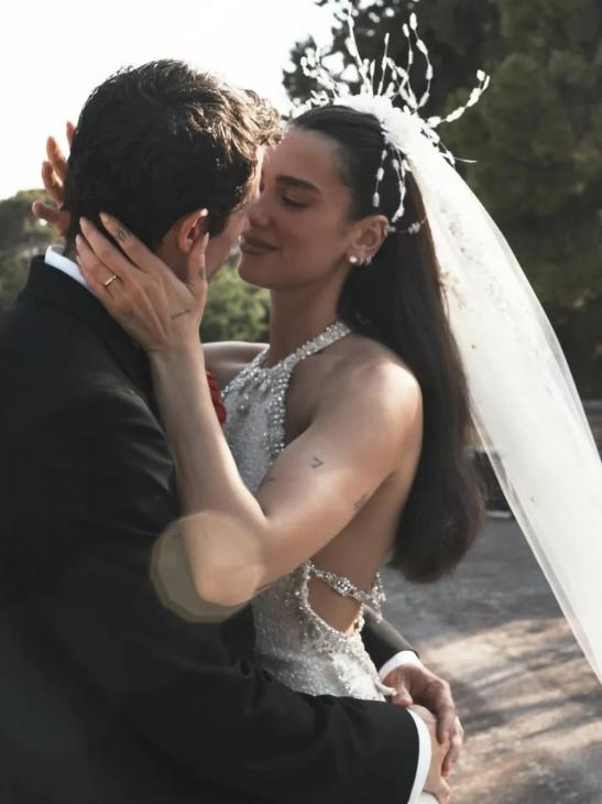 Платье Chanel и шестиметровая фата: Дуа Липа поделилась официальными снимками со свадьбы в Сицилии Платье Chanel и шестиметровая фата: Дуа Липа поделилась официальными снимками со свадьбы в Сицилии