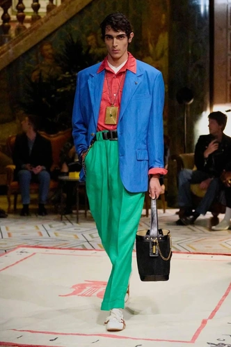 Лето в стиле Versace: как повторить образ в эстетике бренда