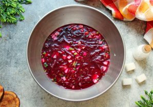 Холодный борщ с курицей и маринованной свеклой Холодный борщ с курицей и маринованной свеклой