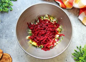Холодный борщ с курицей и маринованной свеклой Холодный борщ с курицей и маринованной свеклой