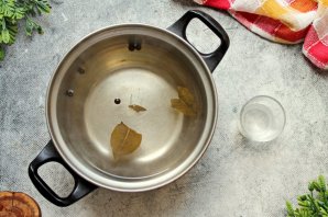 Холодный борщ с курицей и маринованной свеклой Холодный борщ с курицей и маринованной свеклой