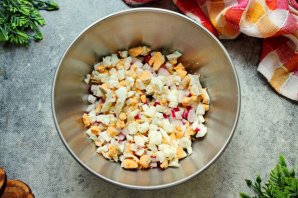 Холодный борщ с курицей и маринованной свеклой Холодный борщ с курицей и маринованной свеклой