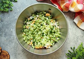 Холодный борщ с курицей и маринованной свеклой Холодный борщ с курицей и маринованной свеклой