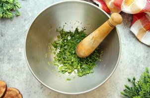 Холодный борщ с курицей и маринованной свеклой Холодный борщ с курицей и маринованной свеклой