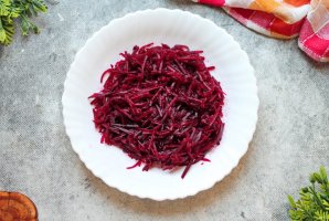 Холодный борщ с курицей и маринованной свеклой Холодный борщ с курицей и маринованной свеклой